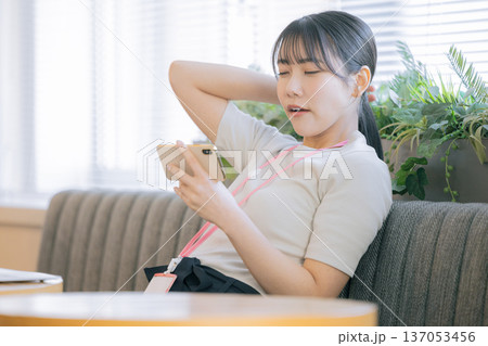 スマホ　ソファ　リラックス 137053456