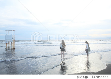 夕暮れの海岸を歩く人 夕暮れの海岸を歩く人 137053467