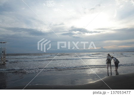 夕暮れの海を眺める二人 夕暮れの海を眺める二人 137053477