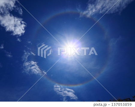太陽の周りにかかる虹日暈(ハロ) 太陽の周りにかかる虹日暈(ハロ) 137053859