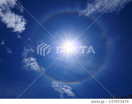 太陽の周りにかかる虹日暈(ハロ) 太陽の周りにかかる虹日暈(ハロ) 137053874