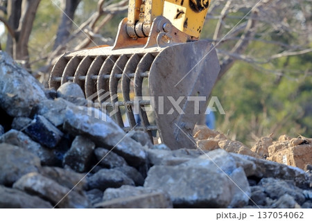 瓦礫の山とショベルカー 137054062