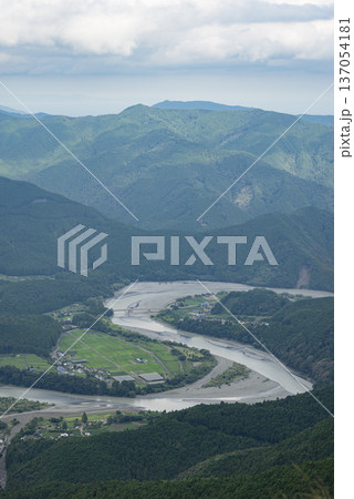 静岡県島田市川根町から見た大井川 静岡県島田市川根町から見た大井川 137054181