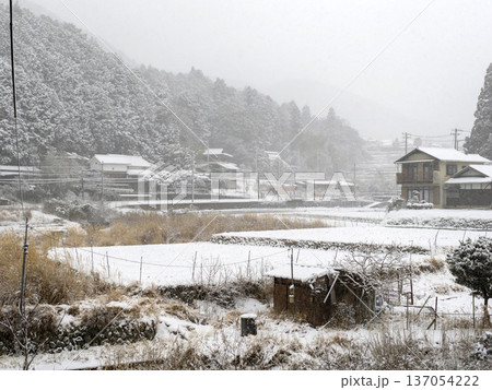 雪が積もる里山の風景 雪が積もる里山の風景 137054222