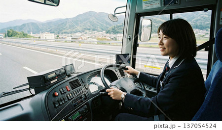 バスを運転する女性 バスを運転する女性 137054524