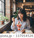 パフェを食べる女性 137054526