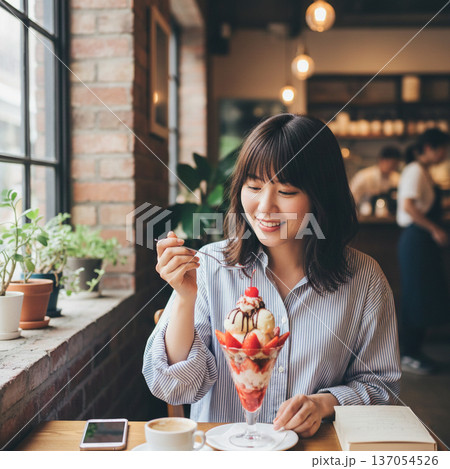 パフェを食べる女性 パフェを食べる女性 137054526