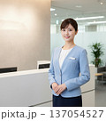 会社の受付嬢の女性 137054527