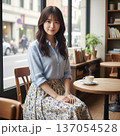 カフェでくつろぐ女性 137054528