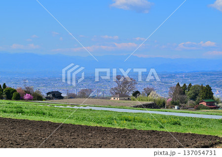 赤城高原からの眺め 山並 眼下広がる街並み 昭和村 赤城高原からの眺め 山並 眼下広がる街並み 昭和村 137054731