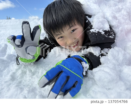 雪遊びを楽しむ男の子 雪遊びを楽しむ男の子 137054766