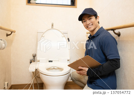 トイレの清掃の見積もりをするハウスクリーニングの男性 137054772