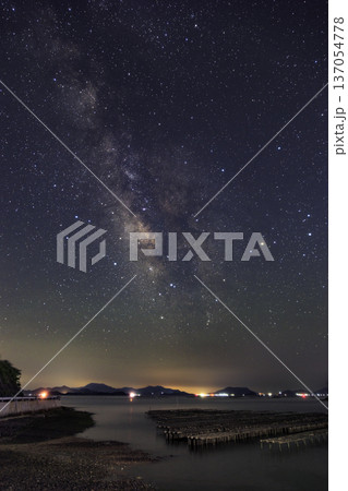 初夏の瀬戸内の星景色夏の天の川と星座 初夏の瀬戸内の星景色夏の天の川と星座 137054778