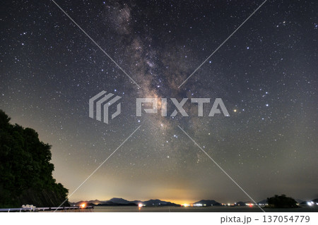 初夏の瀬戸内の星景色夏の天の川と星座 初夏の瀬戸内の星景色夏の天の川と星座 137054779