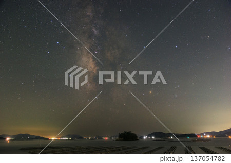 初夏の瀬戸内の星景色夏の天の川と星座 137054782