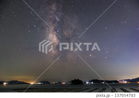 初夏の瀬戸内の星景色夏の天の川と星座 初夏の瀬戸内の星景色夏の天の川と星座 137054783