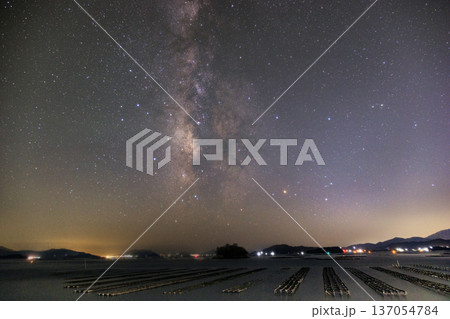 初夏の瀬戸内の星景色夏の天の川と星座 初夏の瀬戸内の星景色夏の天の川と星座 137054784