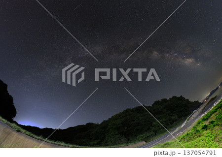 初夏の星景写真　夜空に架かる天の川アーチ 137054791