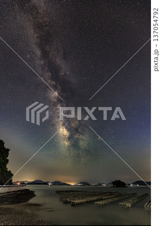 初夏の瀬戸内の星景色夏の天の川と星座 137054792