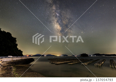 初夏の瀬戸内の星景色夏の天の川と星座 初夏の瀬戸内の星景色夏の天の川と星座 137054793