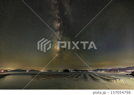 初夏の瀬戸内の星景色夏の天の川と星座 137054798