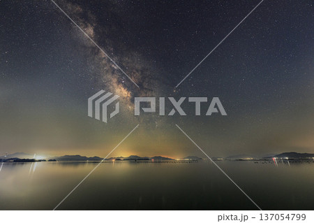 初夏の瀬戸内の星景色夏の天の川と星座 初夏の瀬戸内の星景色夏の天の川と星座 137054799