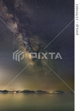 初夏の瀬戸内の星景色夏の天の川と星座 137054801