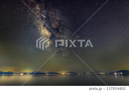 初夏の瀬戸内の星景色夏の天の川と星座 137054802