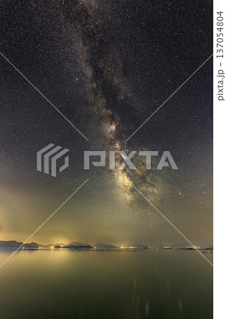 初夏の瀬戸内の星景色夏の天の川と星座 初夏の瀬戸内の星景色夏の天の川と星座 137054804