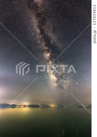 初夏の瀬戸内の星景色夏の天の川と星座 初夏の瀬戸内の星景色夏の天の川と星座 137054813