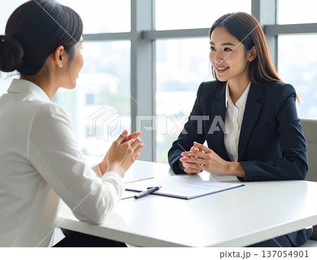 オフィスでの打ち合わせ・相談　ビジネスシーン 137054901