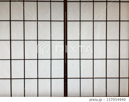 和室にある日本伝統の障子の木製格子と白い和紙の美しい幾何学模様のテクスチャ背景 和室にある日本伝統の障子の木製格子と白い和紙の美しい幾何学模様のテクスチャ背景 137054940