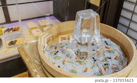 和菓子屋の店頭に置かれた大きな氷　涼感演出 137055623