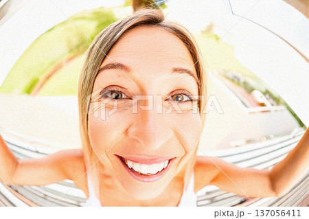 魚眼レンズの前でスマイル!女性03 魚眼レンズの前でスマイル!女性03 137056411