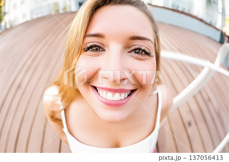 魚眼レンズの前でスマイル！女性05 137056413