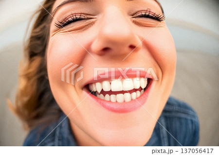 魚眼レンズの前でスマイル！女性09 137056417