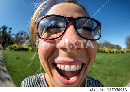 魚眼レンズの前でスマイル！女性10 137056418