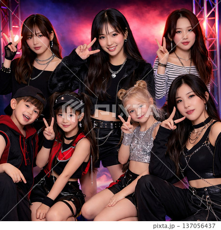 K-POPスタイルの衣装でピースサインをする子供と若い女性のダンスグループ 137056437