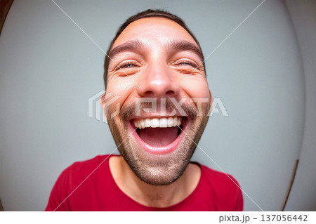 魚眼レンズの前でスマイル!男性02 魚眼レンズの前でスマイル!男性02 137056442