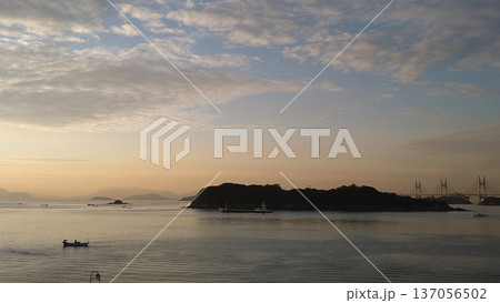 朝焼けの瀬戸内海と下津井瀬戸大橋 137056502