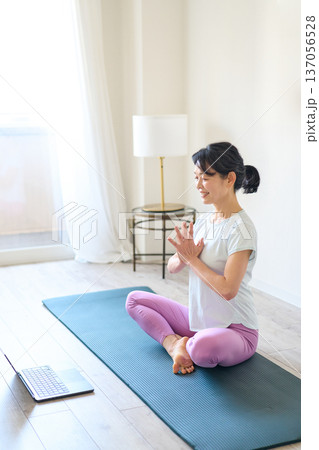 オンラインでレクチャーするヨガインストラクター オンラインでレクチャーするヨガインストラクター 137056528