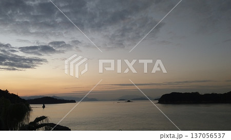 朝焼けの瀬戸内海 朝焼けの瀬戸内海 137056537