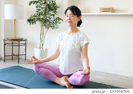 瞑想する女性 137056760