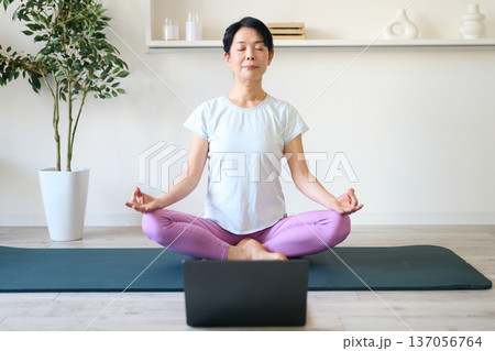 瞑想する女性 137056764