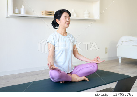 瞑想する女性 瞑想する女性 137056766