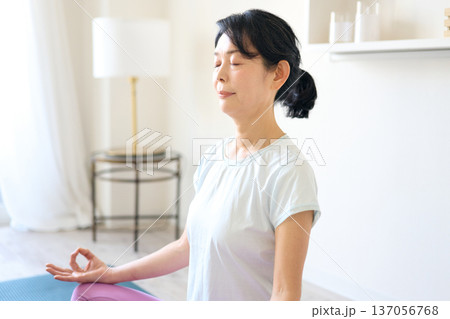 瞑想する女性 瞑想する女性 137056768