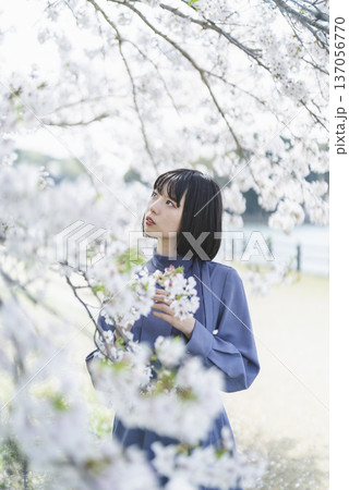 桜を見る若い女性 137056770