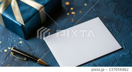 青いプレゼントボックスと白いカードに想いを託す上品なギフトシーン 137056862