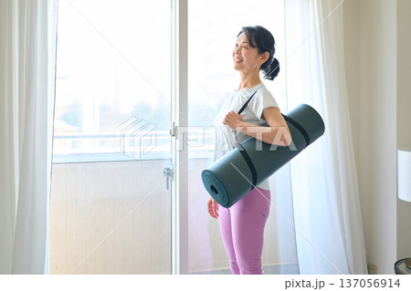 ヨガマットを持つ女性 ヨガマットを持つ女性 137056914