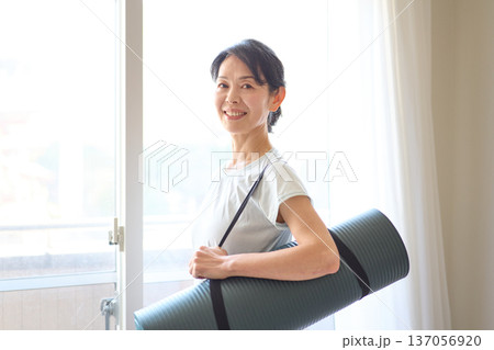 ヨガマットを持つ女性 137056920